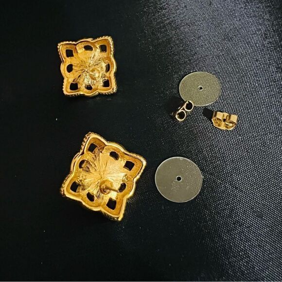 Vintage Clip on Earrings Gold Tone Faux Pearl Square Celtic Wave Pierced 4280 - Picture 4 of 6